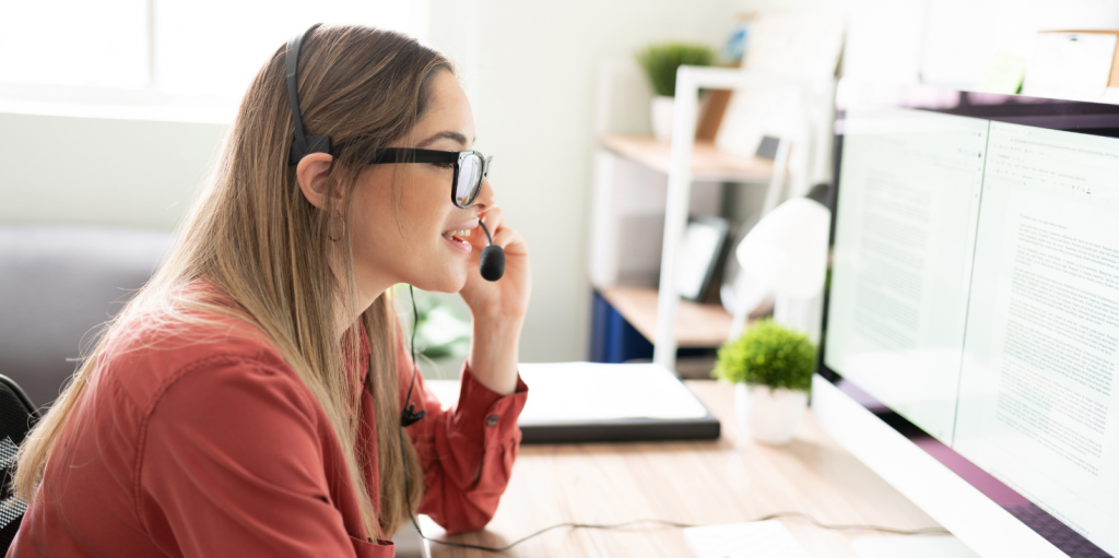 Traductora hablando con micrófono